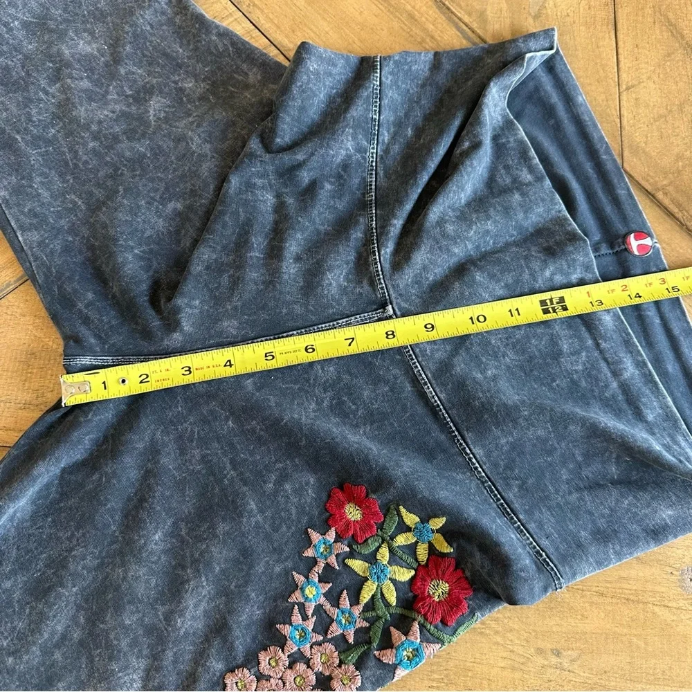 T Party Embroidered Fold Over Yoga Pants Acid Wash Womens Medium Boot Cut - Picture 3 of 10